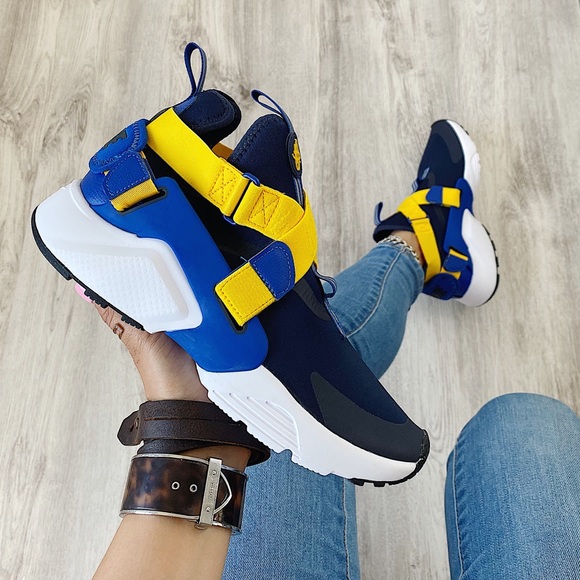 Nike Shoes - Nike huarache city sneakers